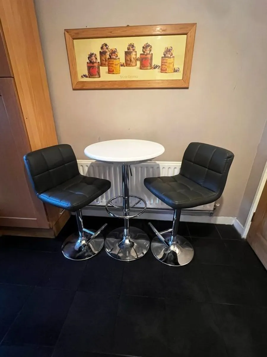Breakfast bar and Swivel stools - Image 1