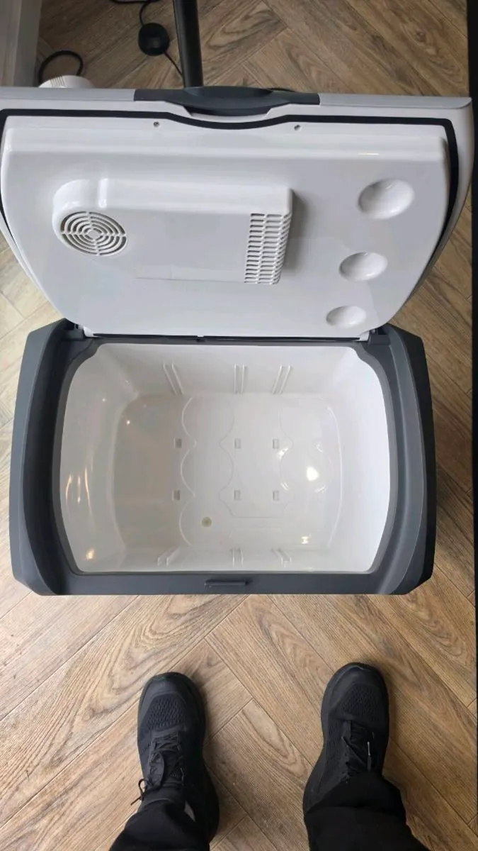 Halfords Electric coolbox - Image 2