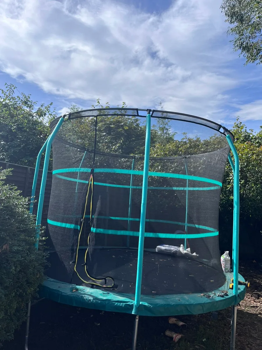 10ft Trampoline with Enclosure Net - Image 1