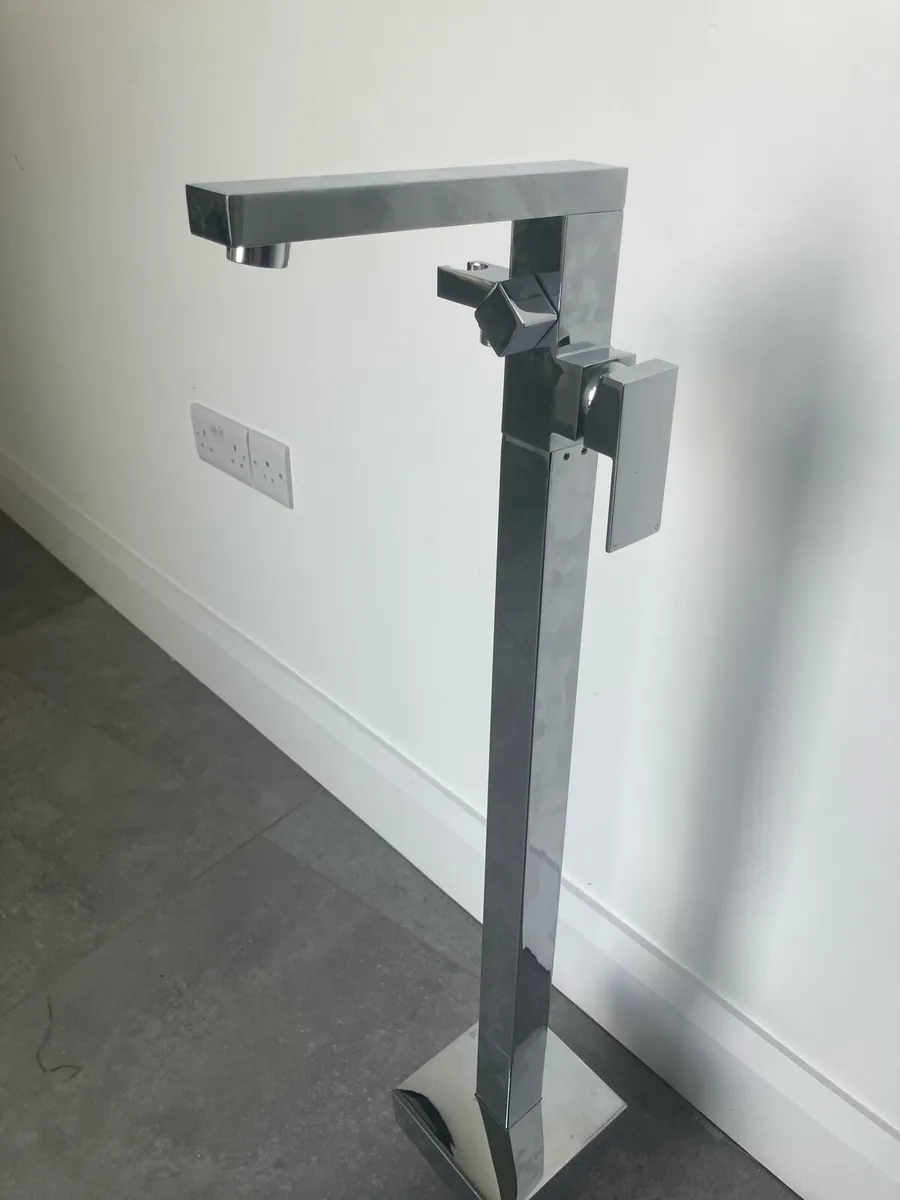 Floor Standing Bath Shower Mixer Tap in Chrome - Image 2