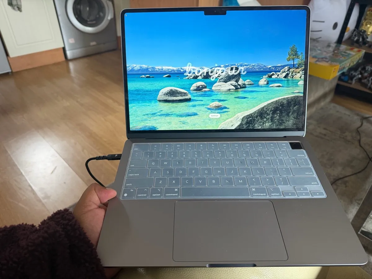 Macbook Air M3 - Image 3