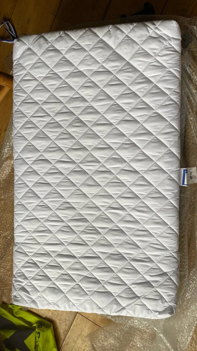 Tutti Bambini CoZee Lite crib and Co-sleeper - Image 4