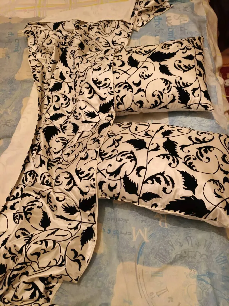 Cushions/Throw - Image 1