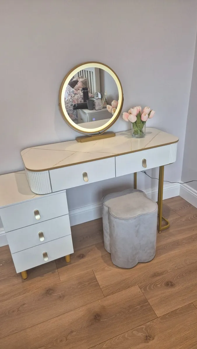 Vanity table and stool - Image 4