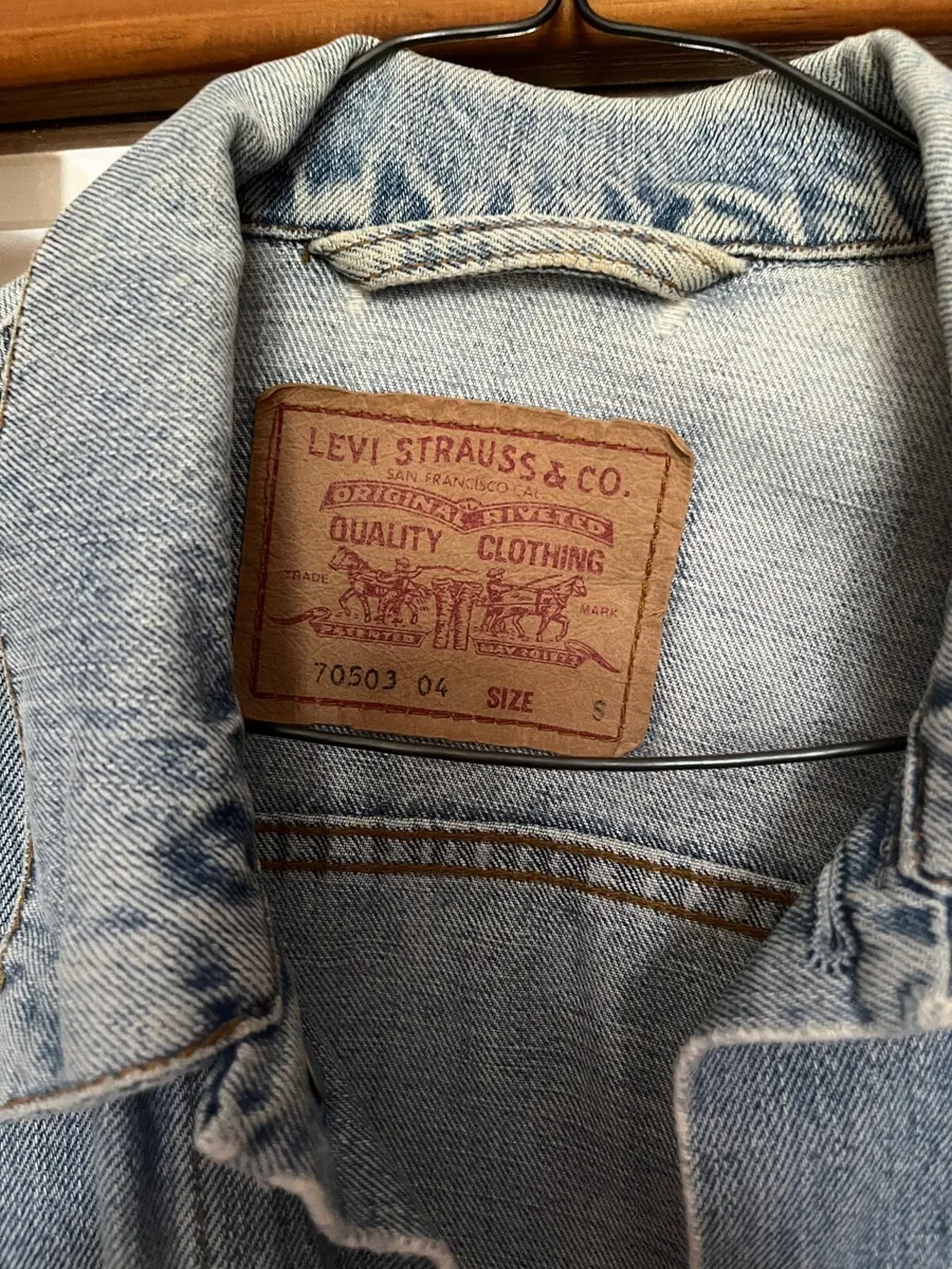 light-wash Levi's denim trucker jacket - Image 2