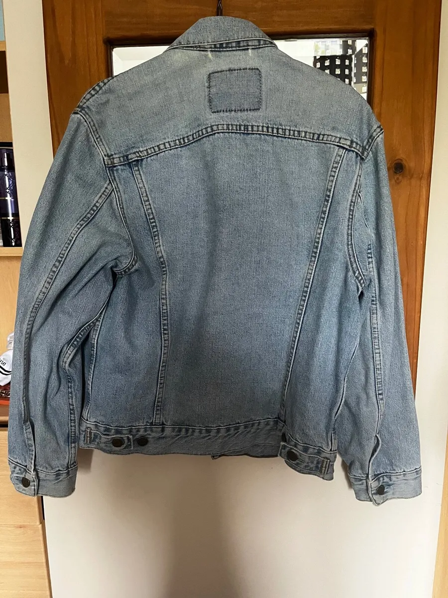 light-wash Levi's denim trucker jacket - Image 3