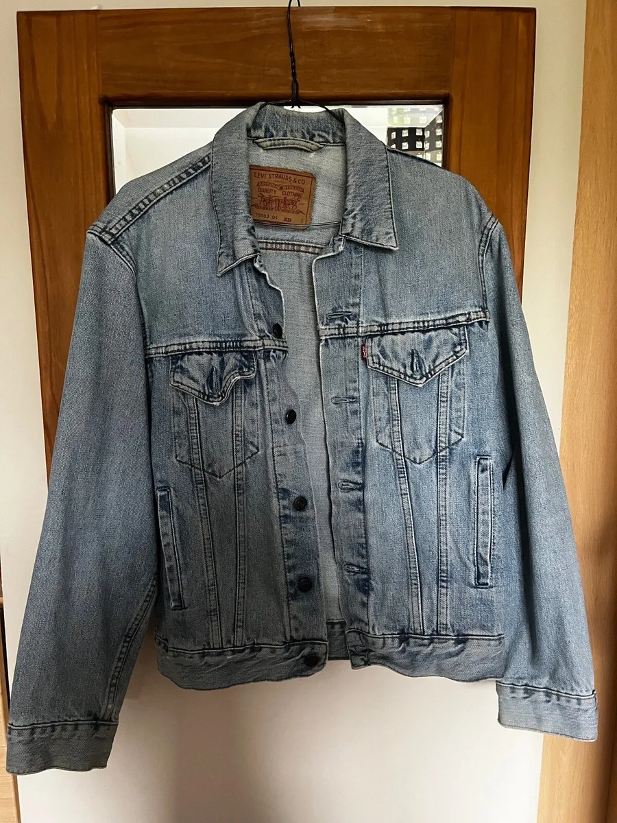light-wash Levi's denim trucker jacket - Image 1