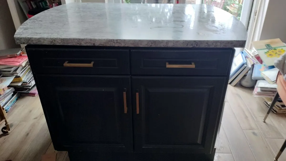 Kitchen island - Image 1