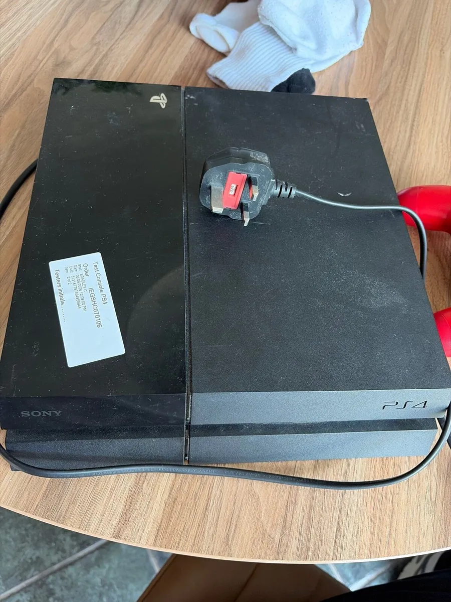 PS4 and controller - Image 2