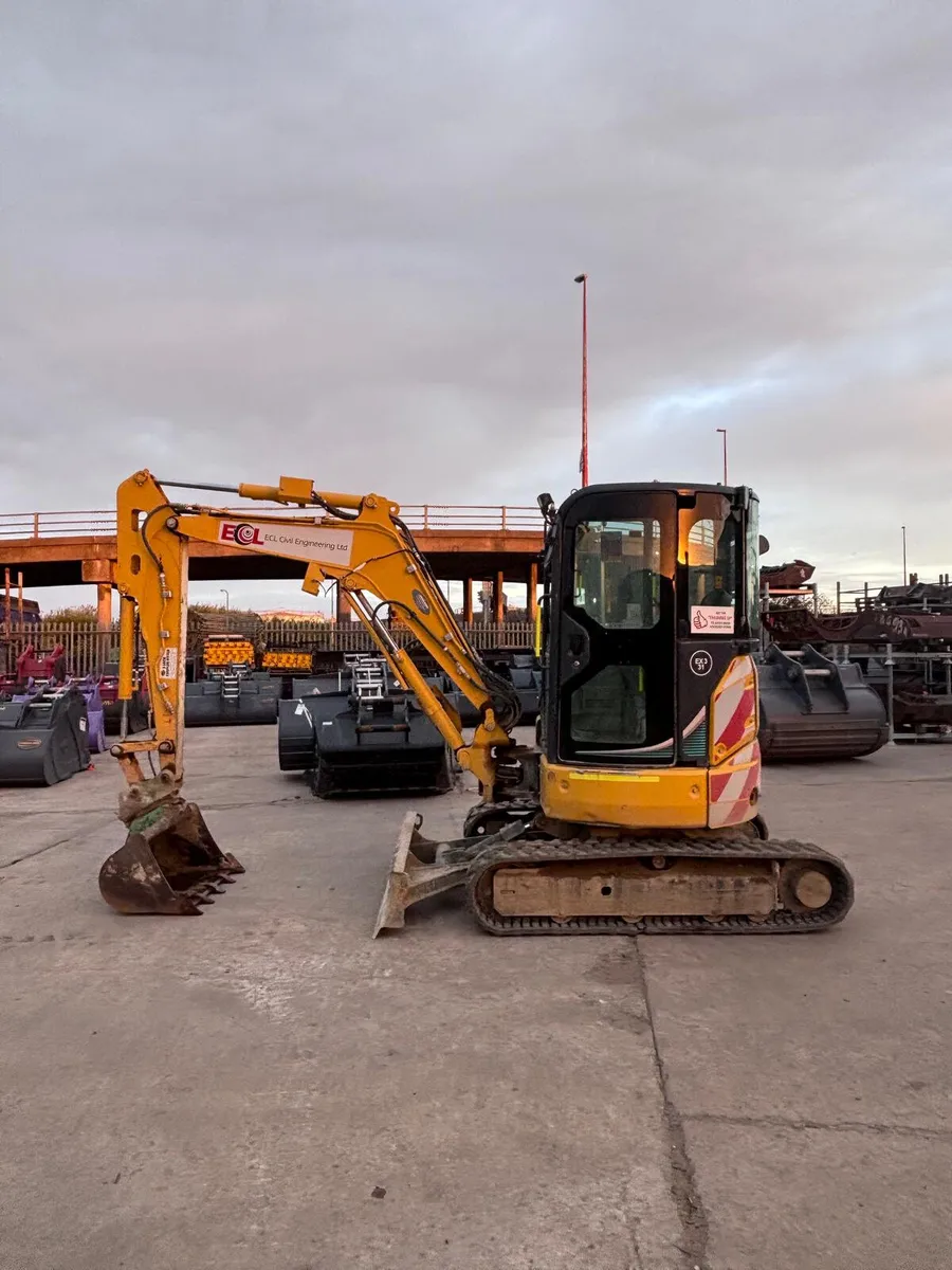 Mini digger - Image 1