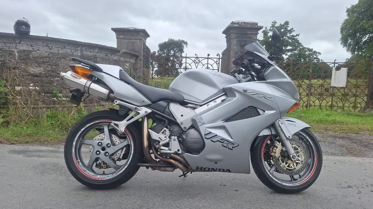 Honda VFR 800 - Image 1