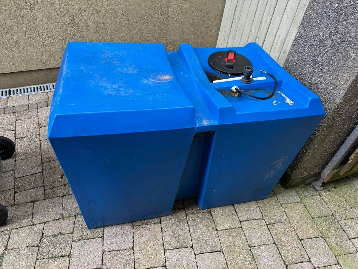Water tank and pump - Image 1