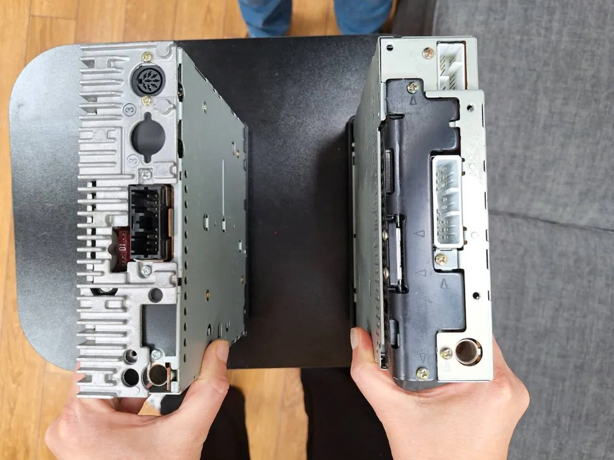 Old Honda and Mitsubishi x 2 car radio & cassette - Image 2
