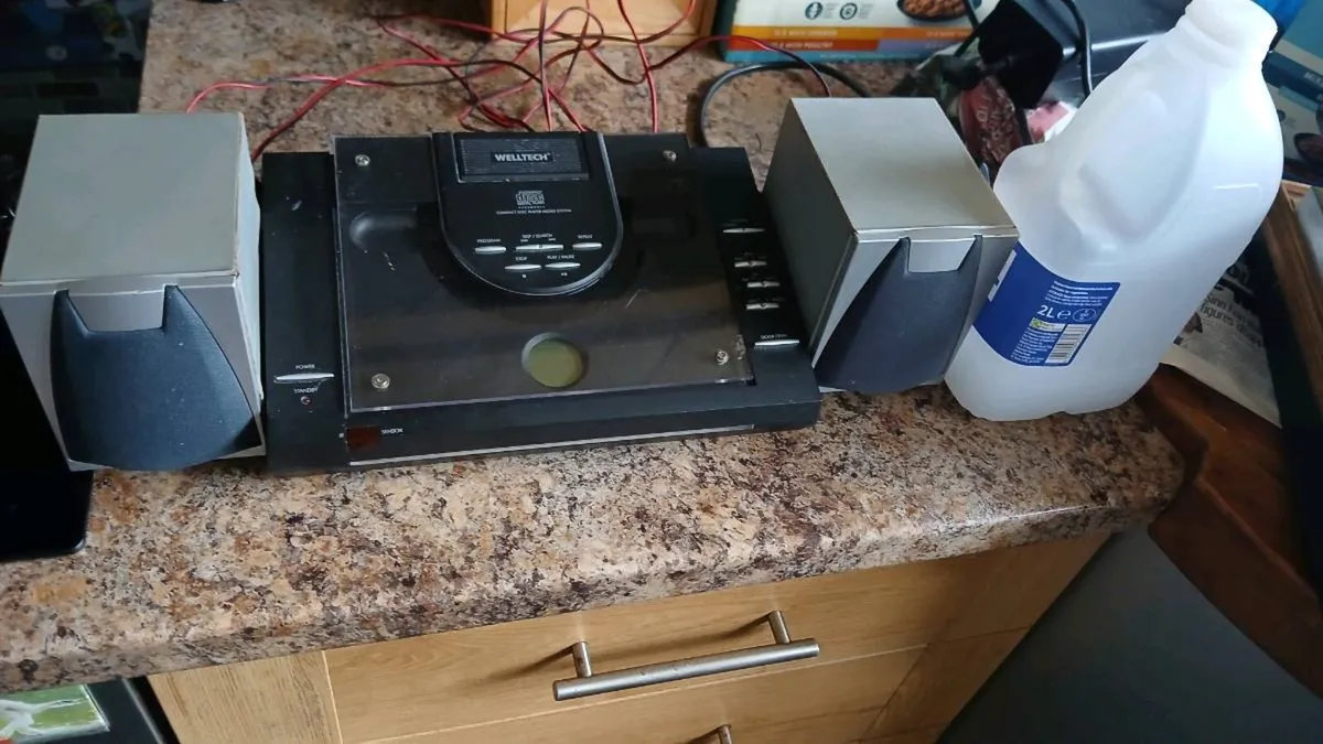 Radio and CD Player - Image 3