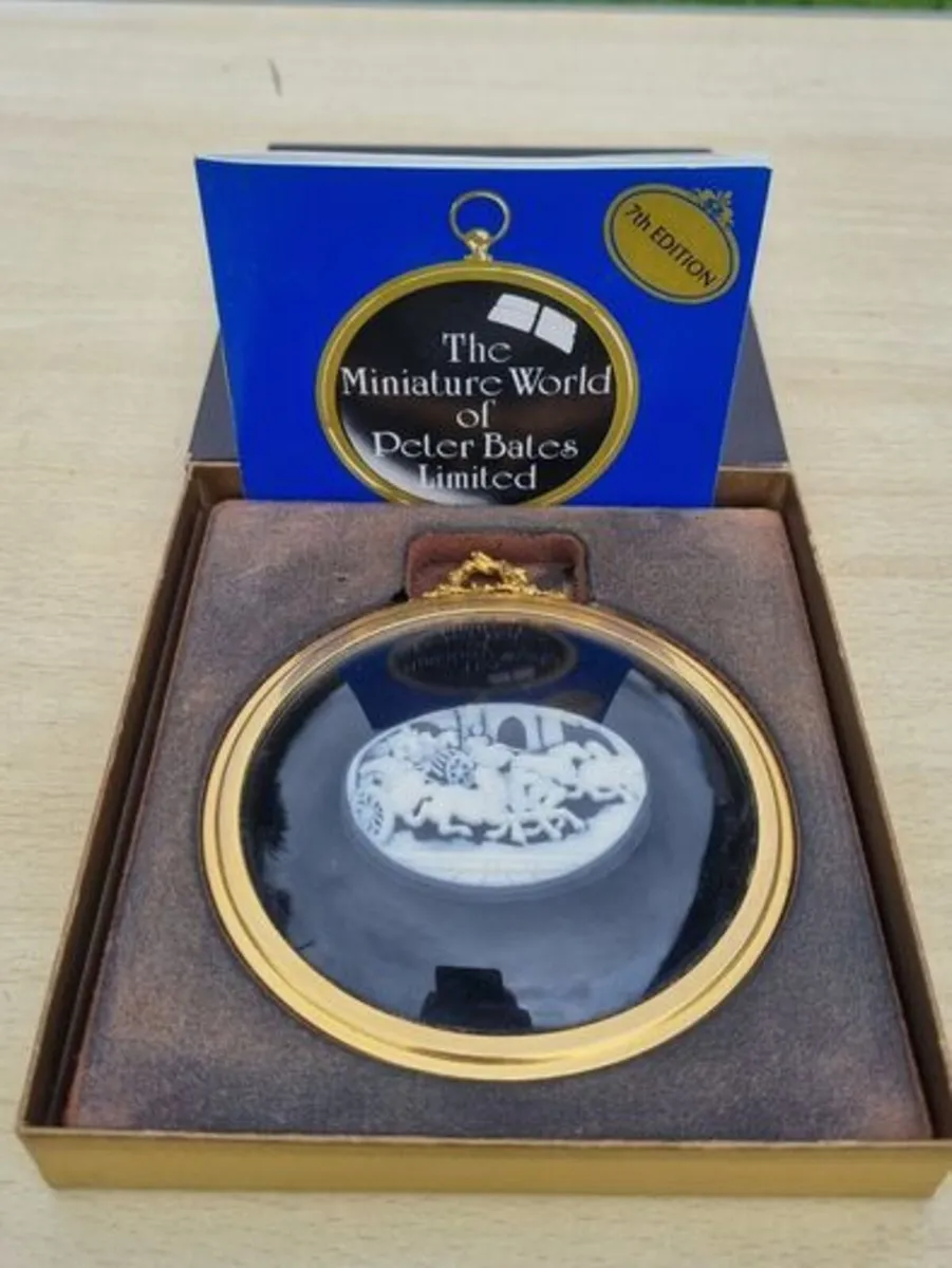 Collector's miniature wall plaque - Image 1