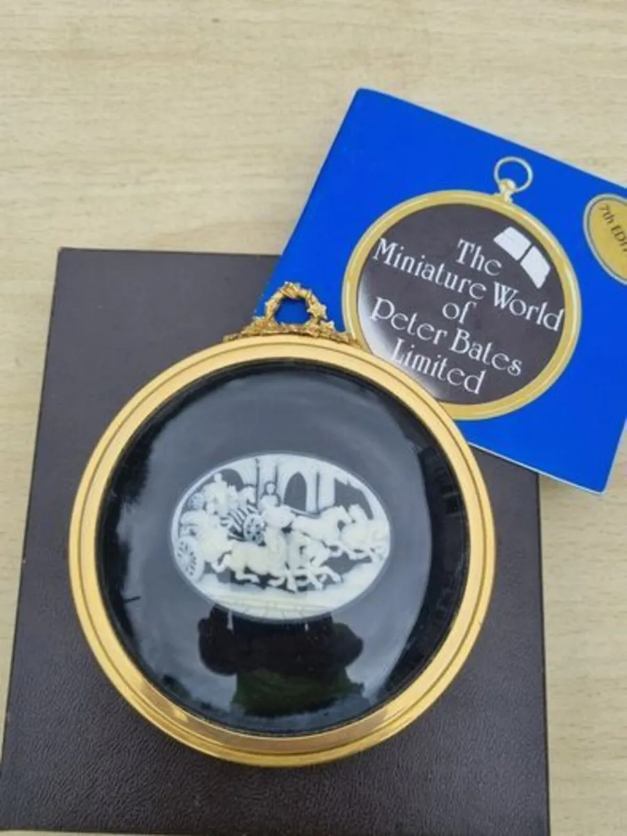 Collector's miniature wall plaque - Image 2