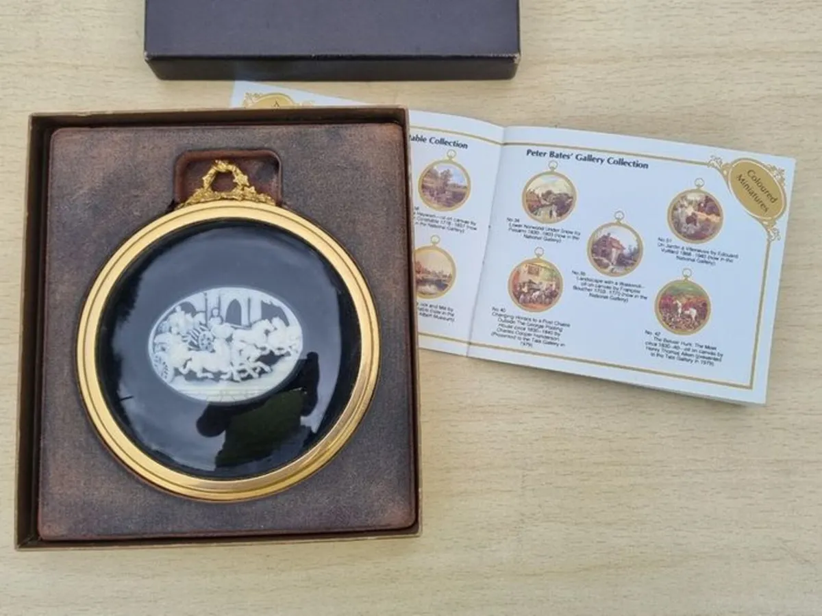 Collector's miniature wall plaque - Image 3