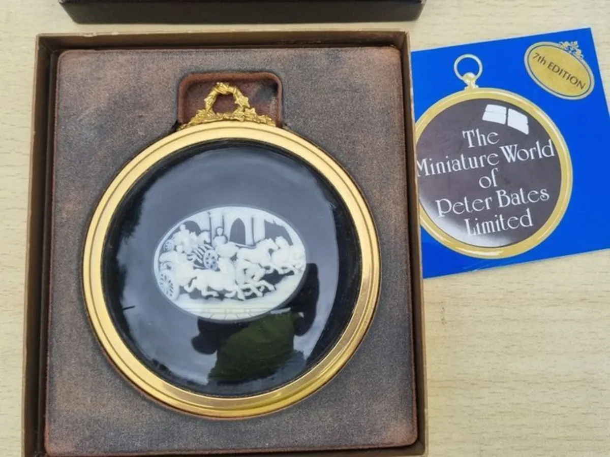 Collector's miniature wall plaque - Image 4
