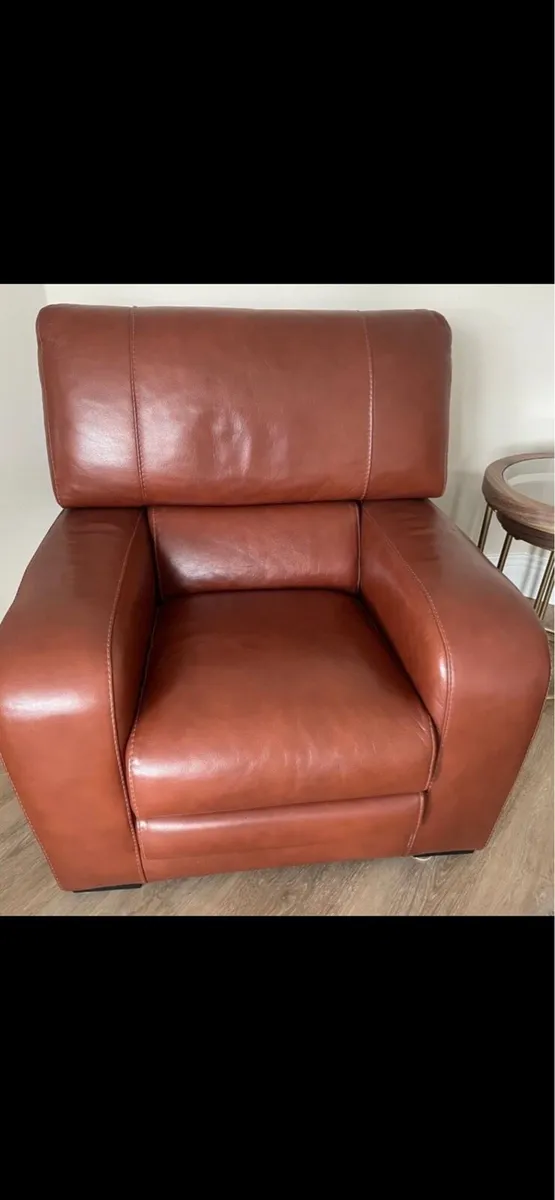Leather couch/sofa and 2 matching chairs - Image 2