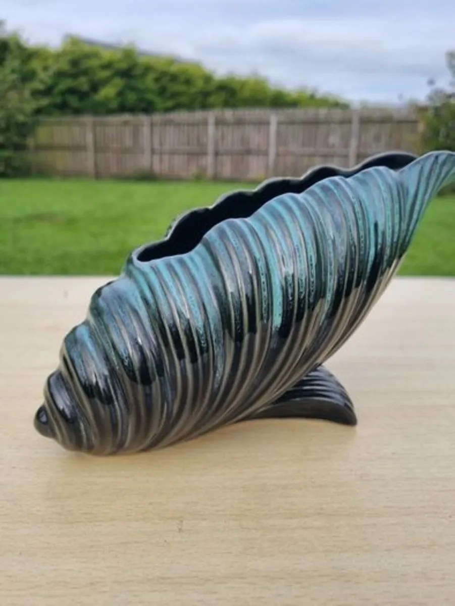 Classic Sylvac shell pottery mantle vase - Image 1