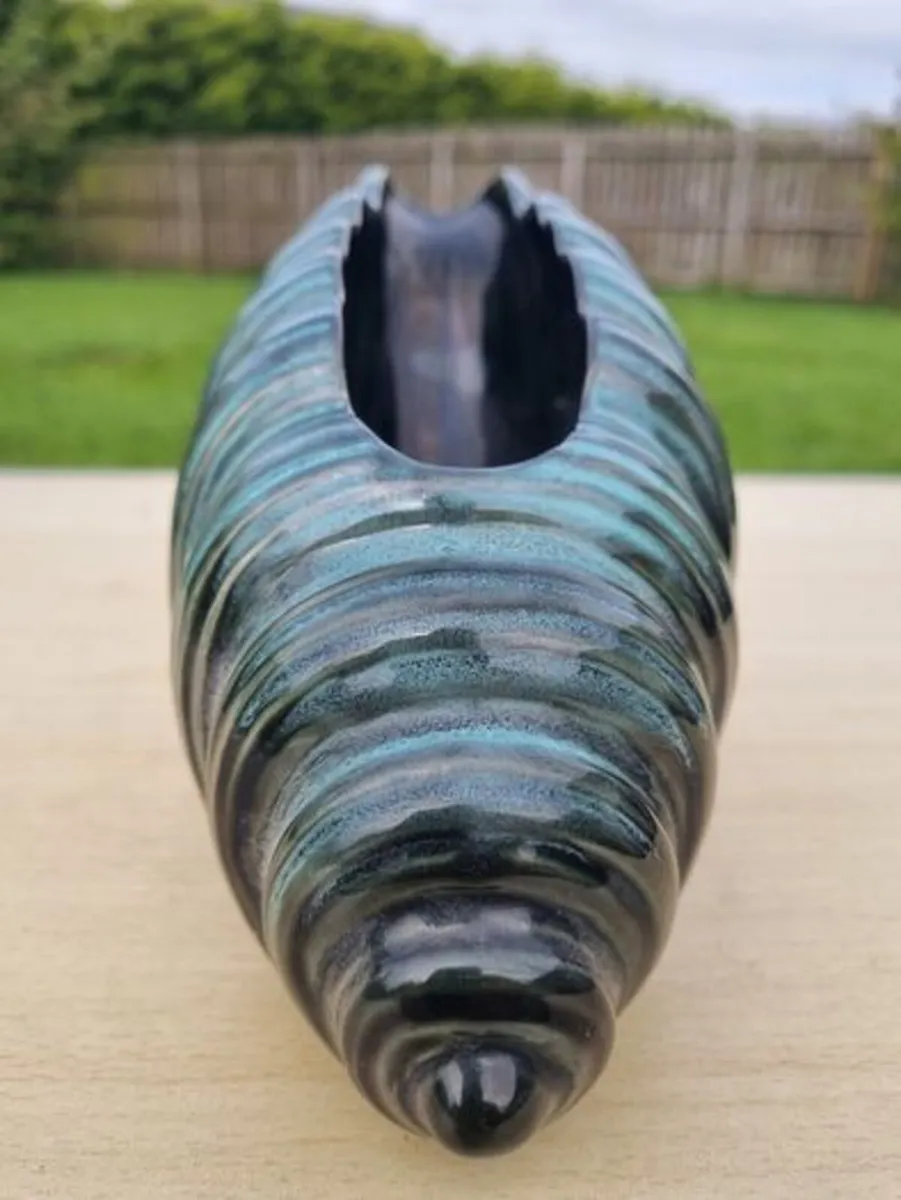 Classic Sylvac shell pottery mantle vase - Image 2