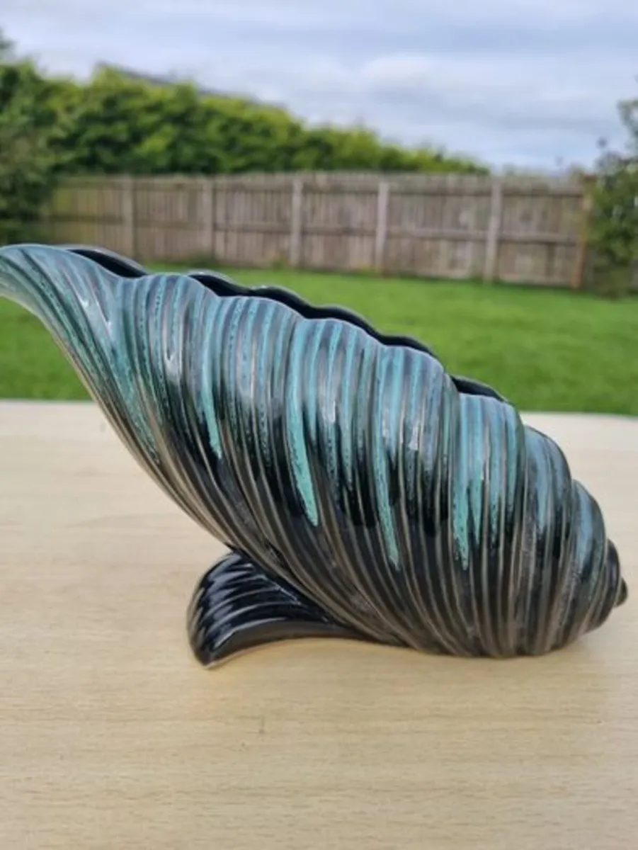 Classic Sylvac shell pottery mantle vase - Image 3