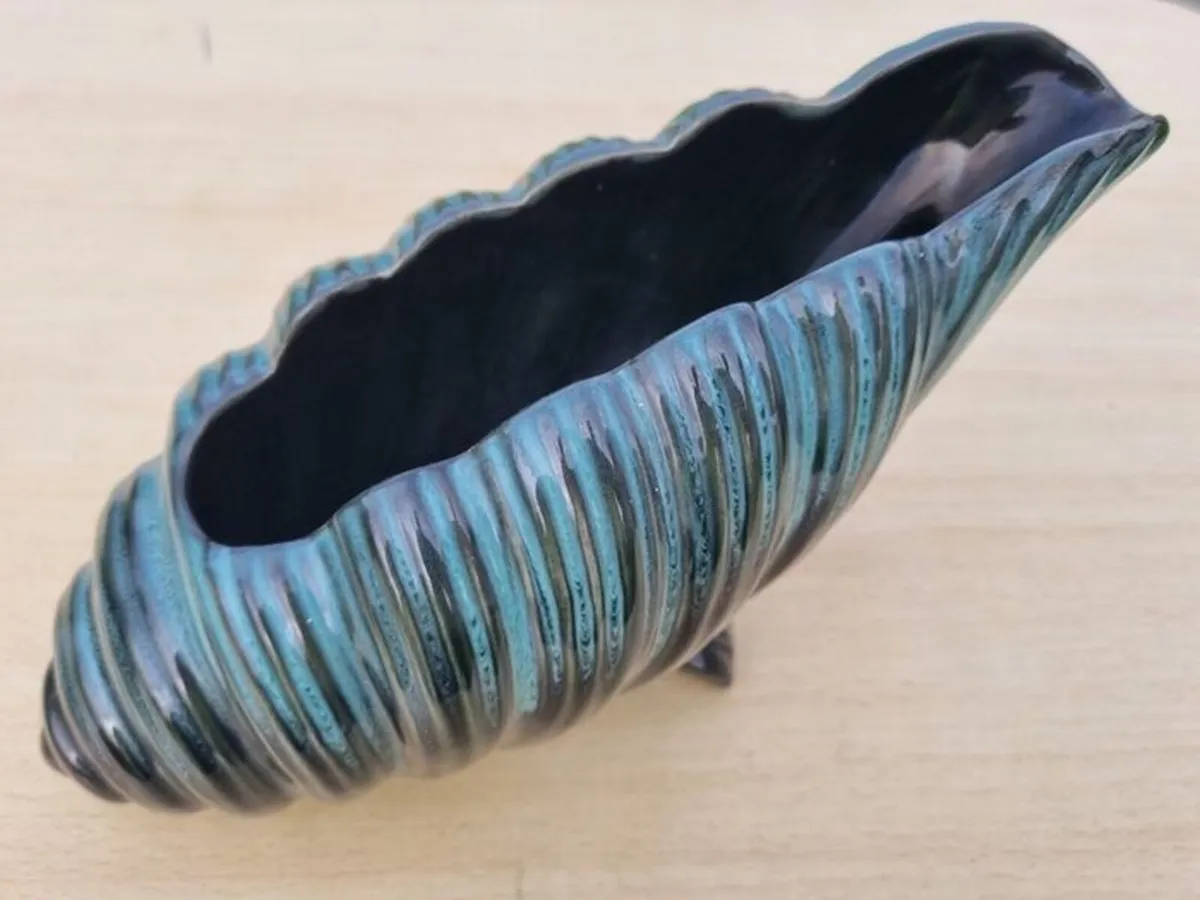 Classic Sylvac shell pottery mantle vase - Image 4