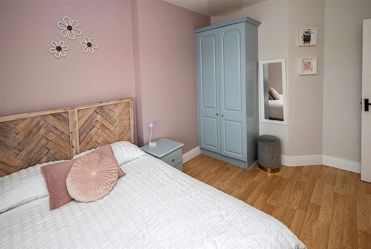 FREE Laminate flooring - Image 4
