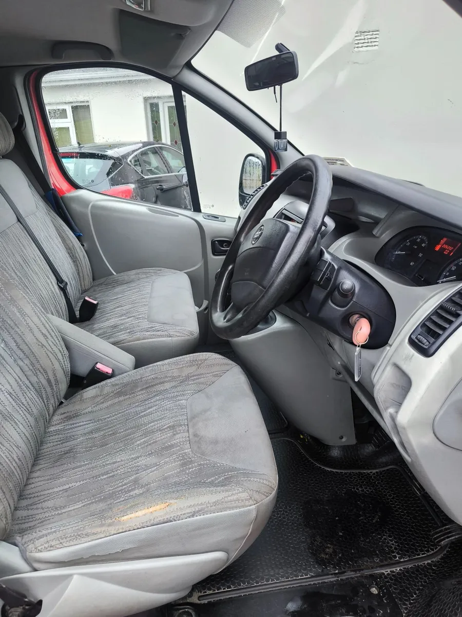 Nissan Primstar 9 Seater Minibus - Image 4