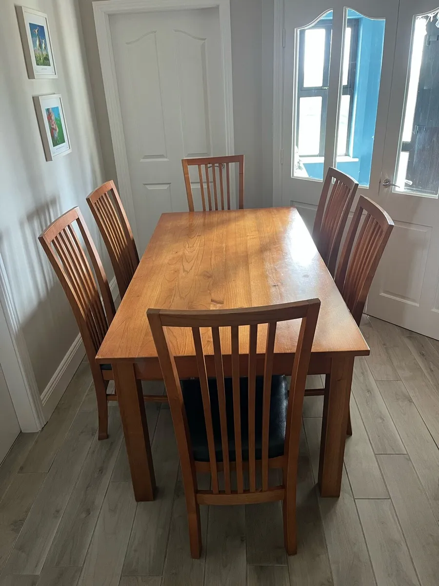 Table and chairs - Image 1