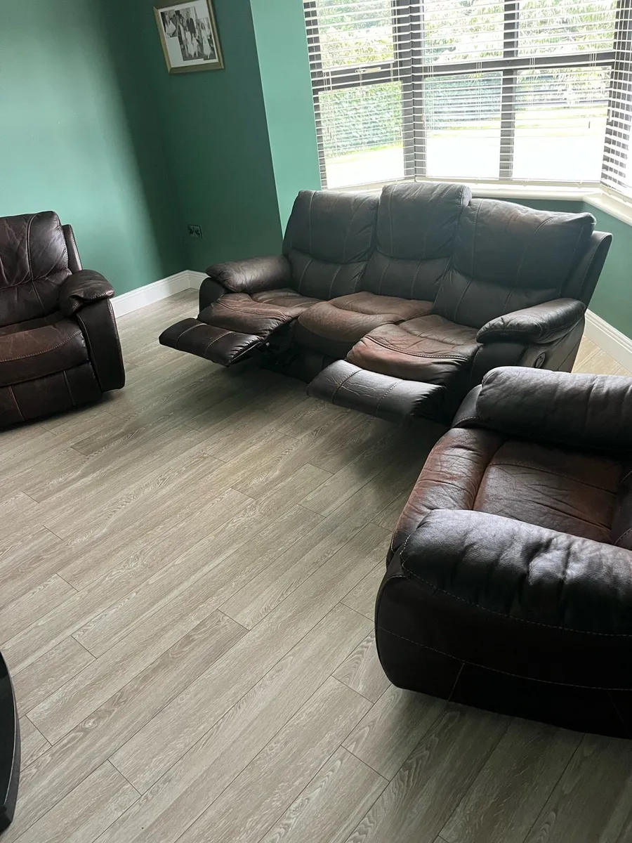 Table and chairs - Image 2