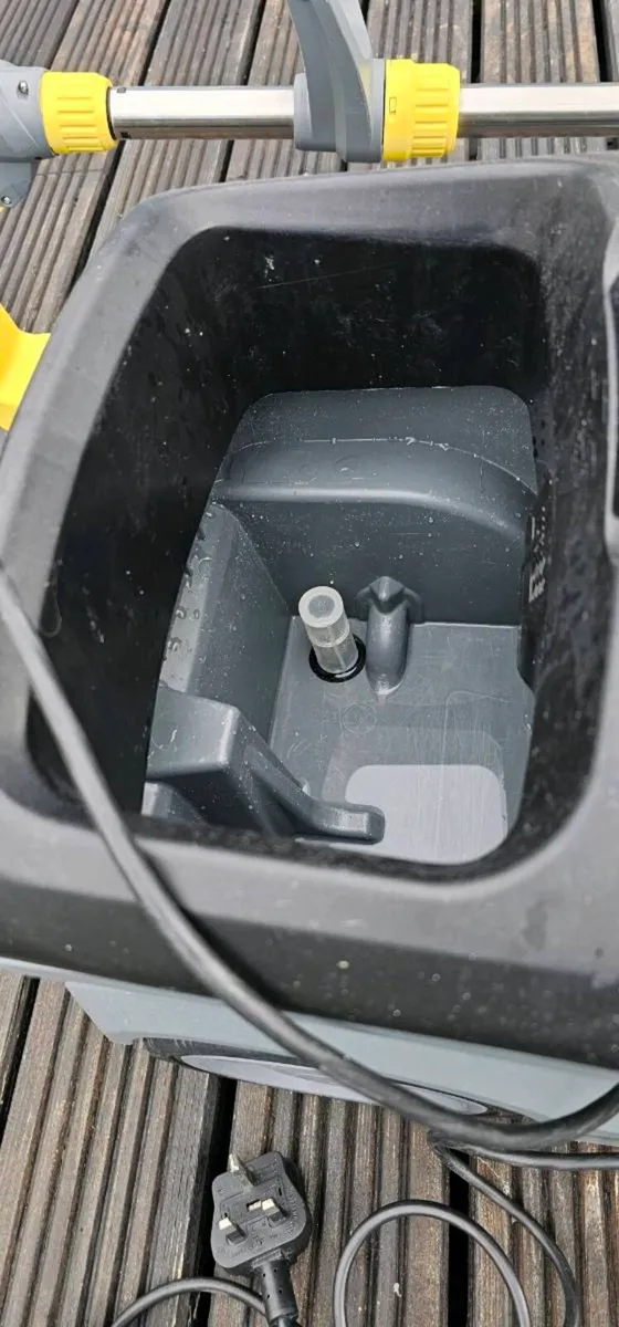 Karcher Puzzi 10/1 Carpet and Upholstery Cleaner - Image 3