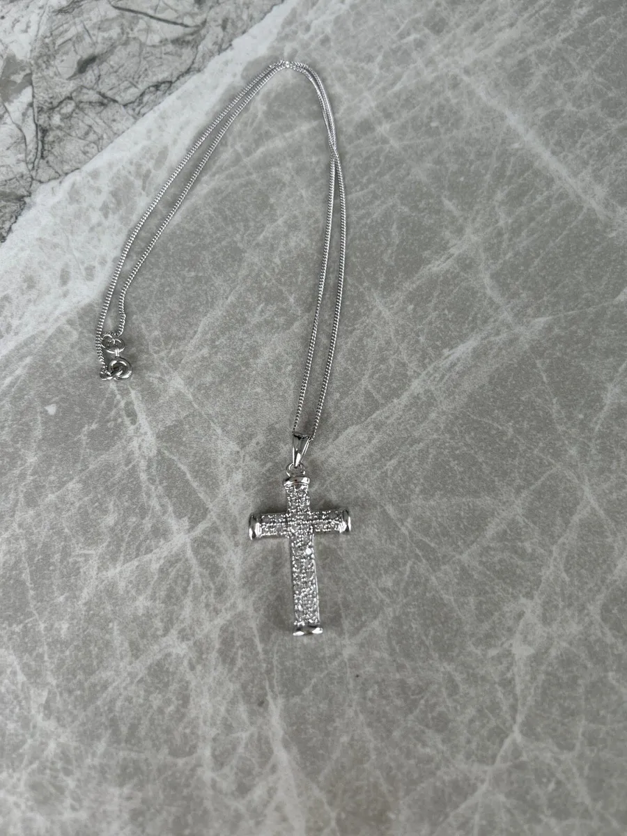 White diamond and gold crucifix - Image 2