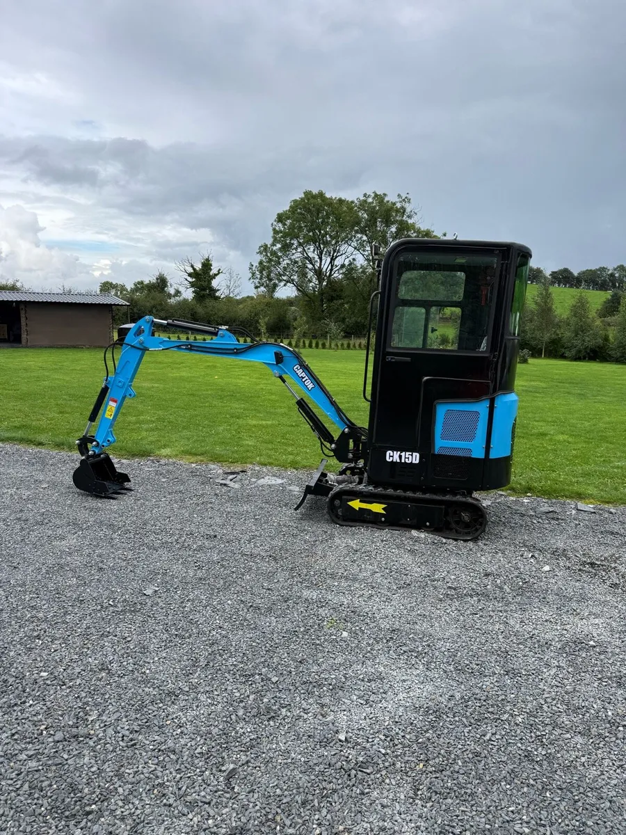 1.5t mini digger - Image 1