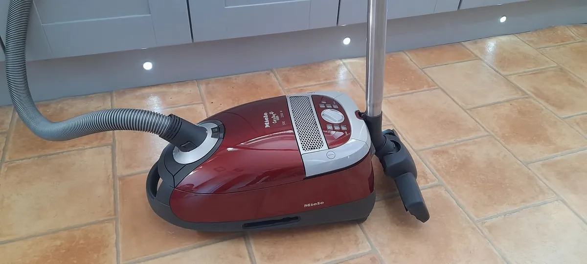 Miele vacuum cleaner - Image 1
