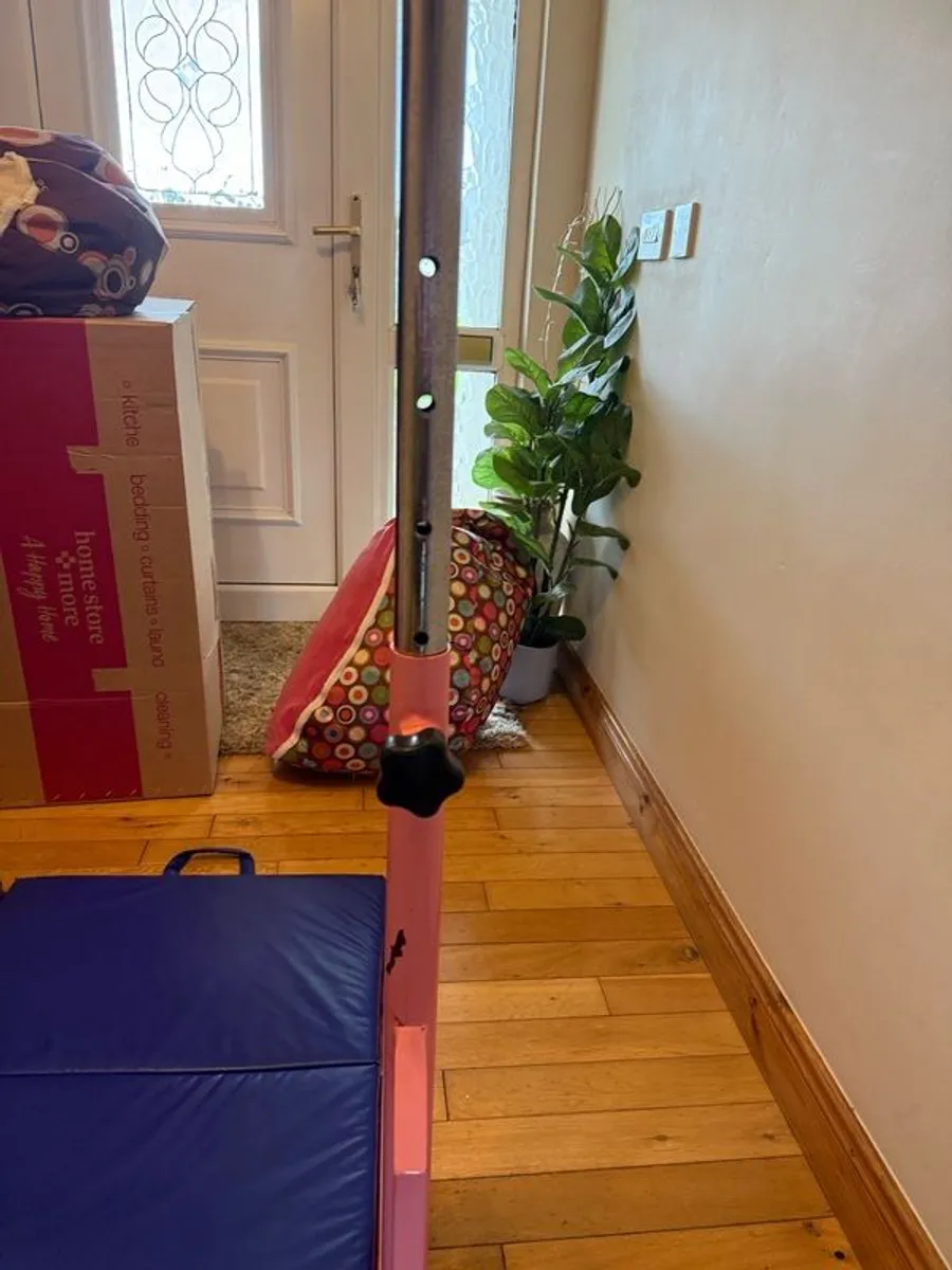 Gymnastics bar and mats - Image 4