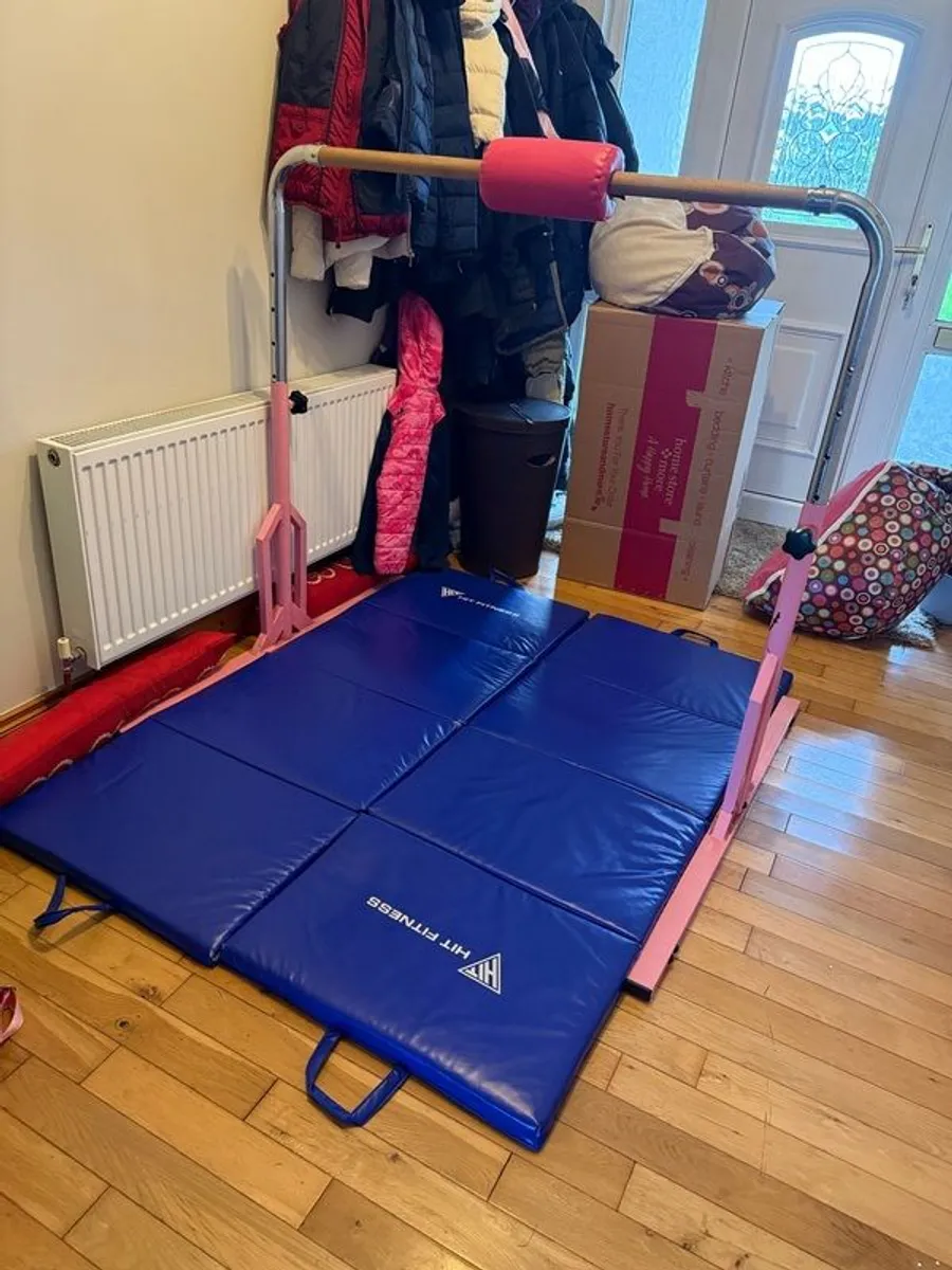 Gymnastics bar and mats - Image 1