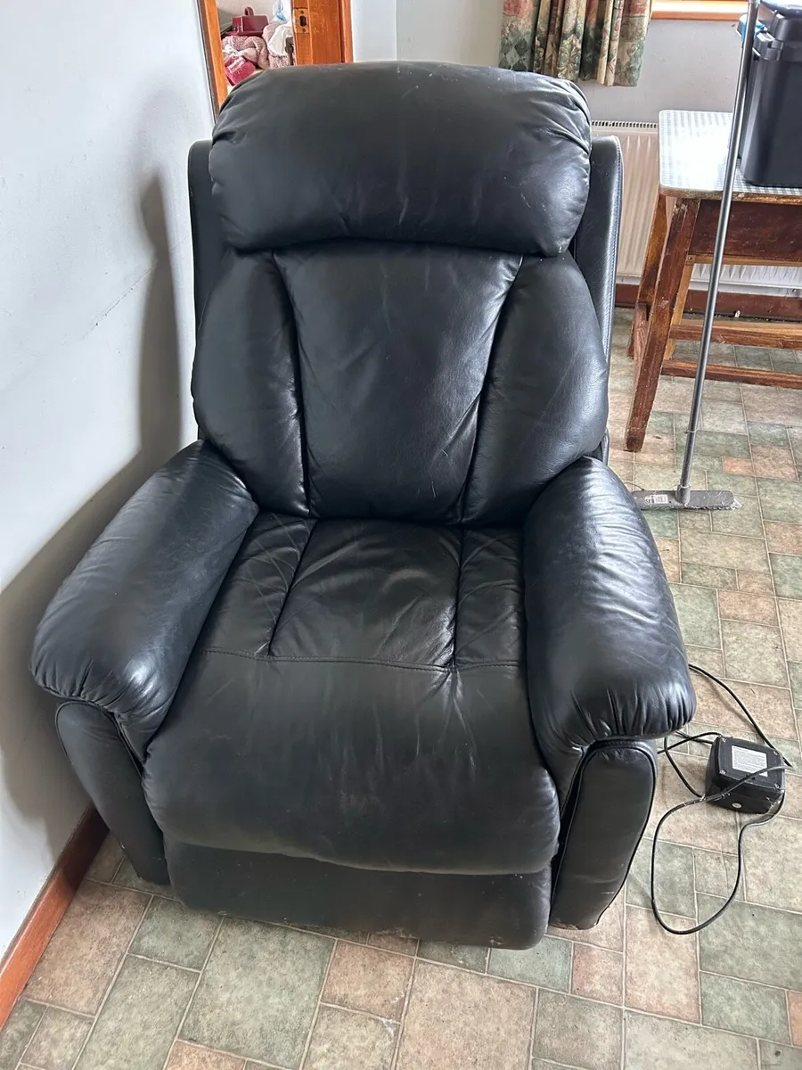 Leather recliner sofas - Image 1