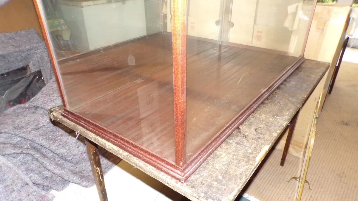 Mahogany glazed mirror back display case cabinet - Image 1