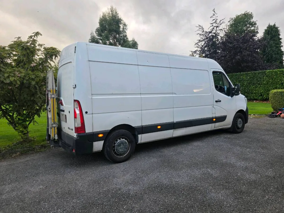 Renault Master with tail lift - Image 2