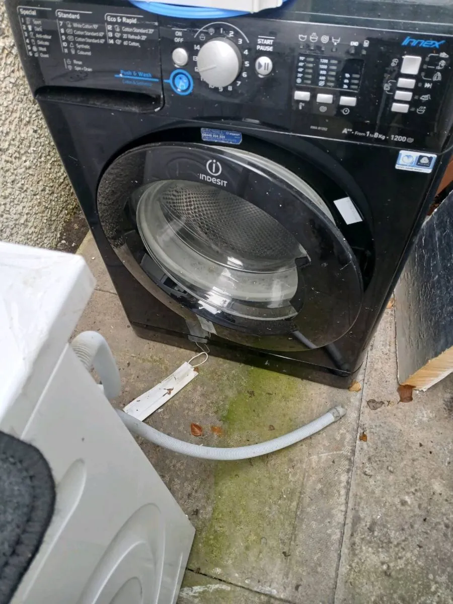 Indisit washing machine  black - Image 2