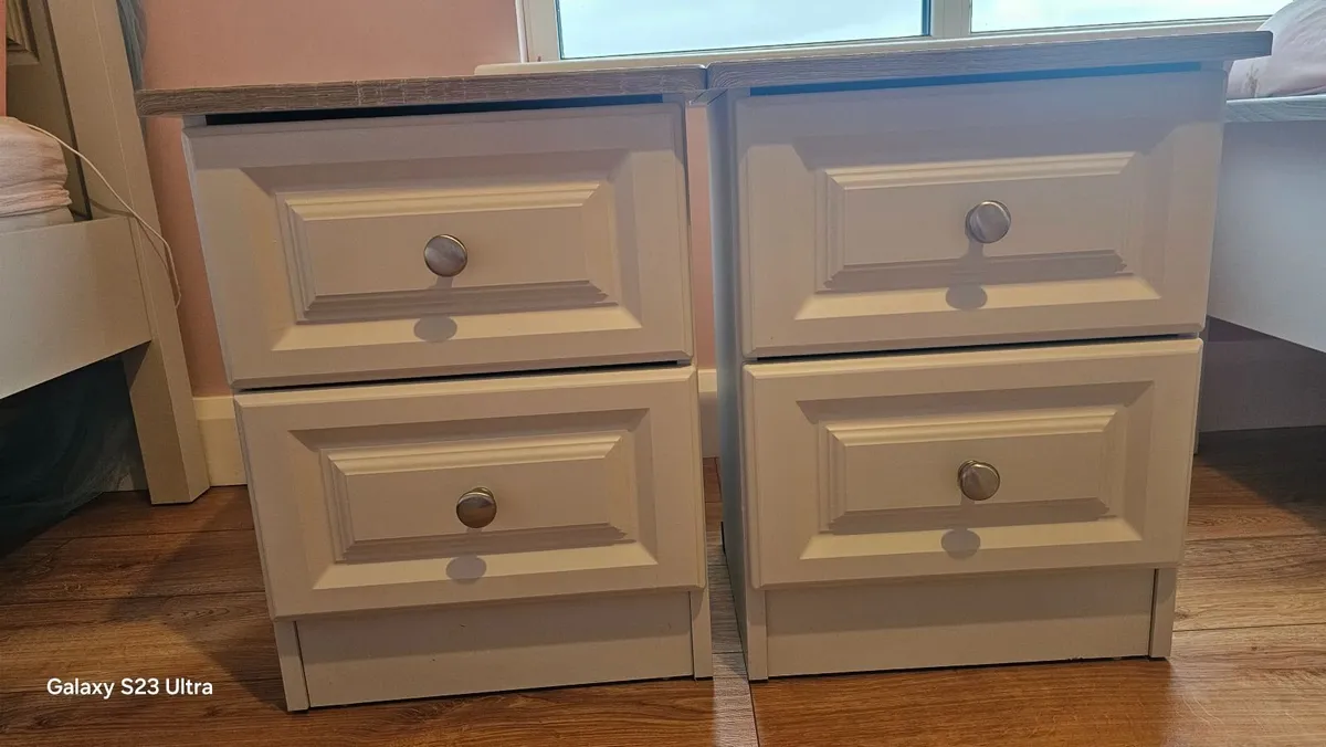 2 lockers and 2 single beds - Image 1