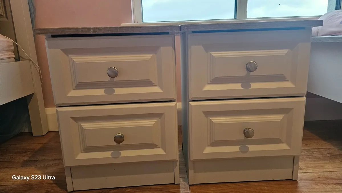 2 lockers and 2 single beds - Image 2