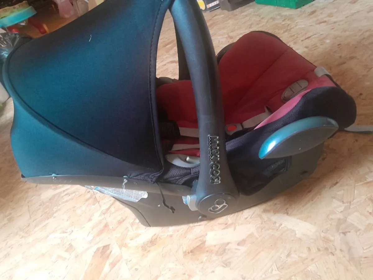 3 x Baby car seat and 2 x bases - Image 3
