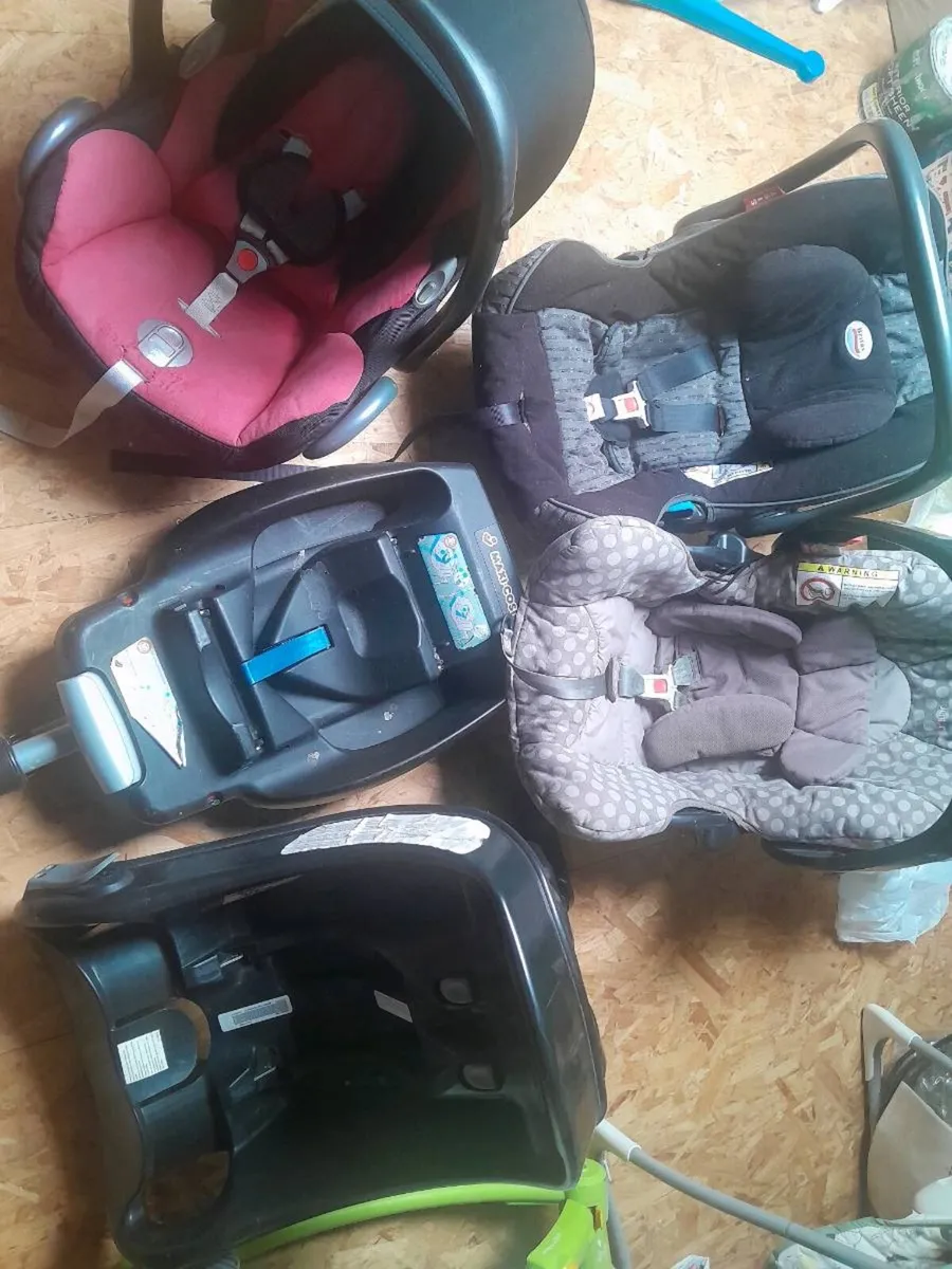 3 x Baby car seat and 2 x bases - Image 1