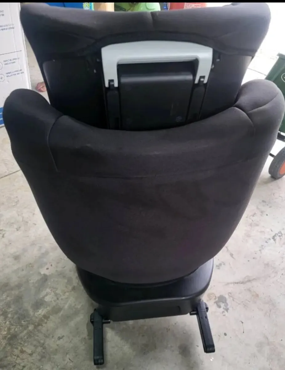 Birth to 4years child's rotating isofix seat - Image 3