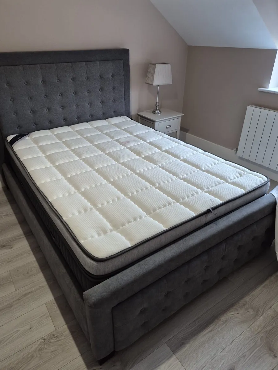 Double bed with lockers & lamps - Image 3