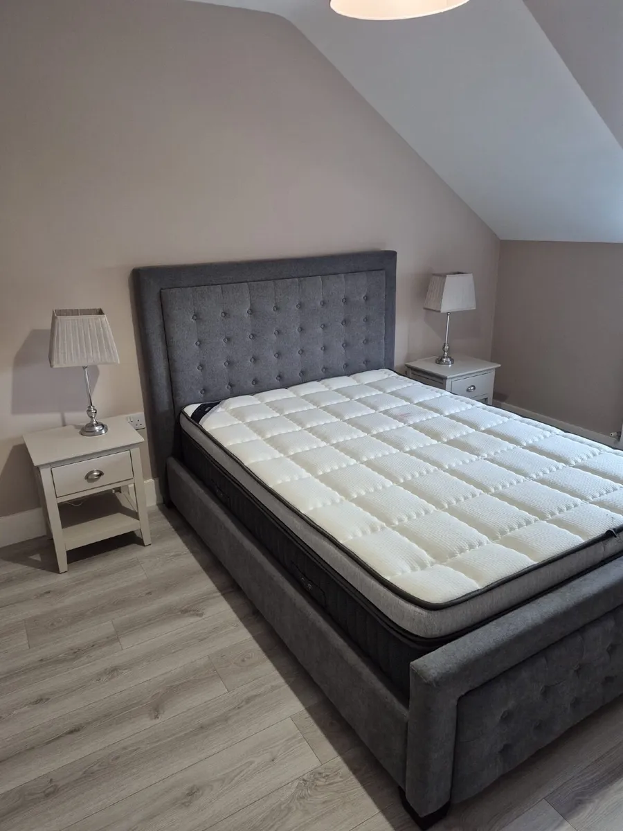 Double bed with lockers & lamps - Image 1