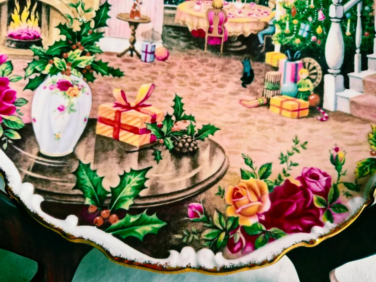 ROYAL ALBERT CHRISTMAS PLATES - Image 2