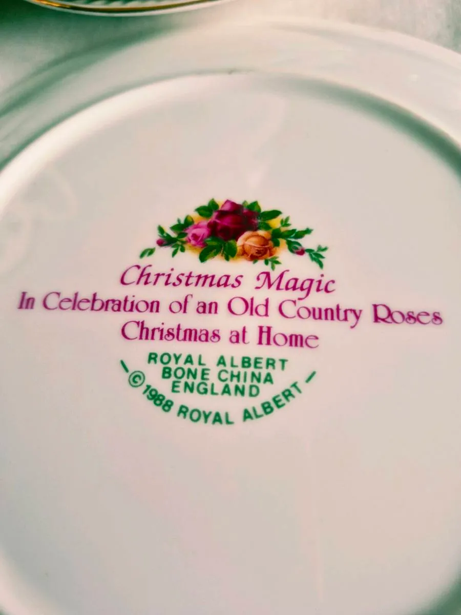 ROYAL ALBERT CHRISTMAS PLATES - Image 4